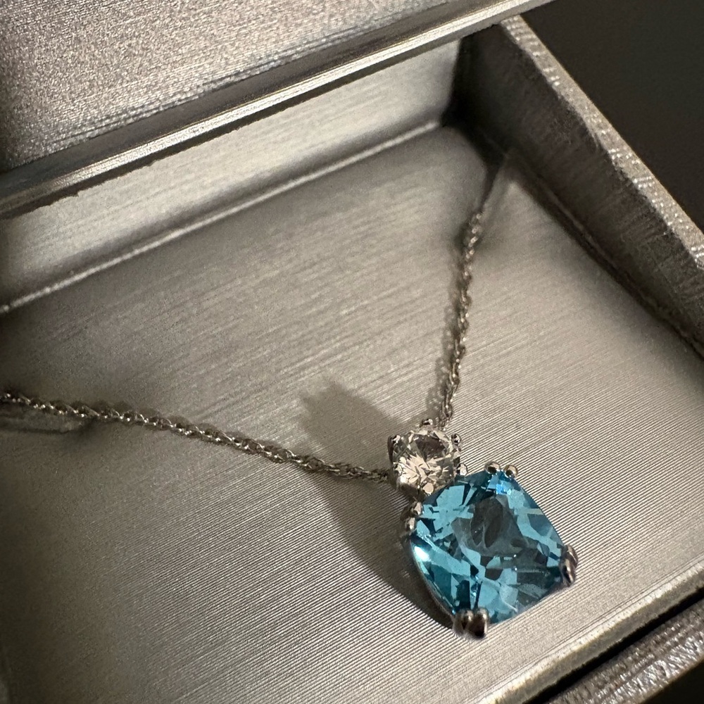 Elegant Blue Pendant Necklace